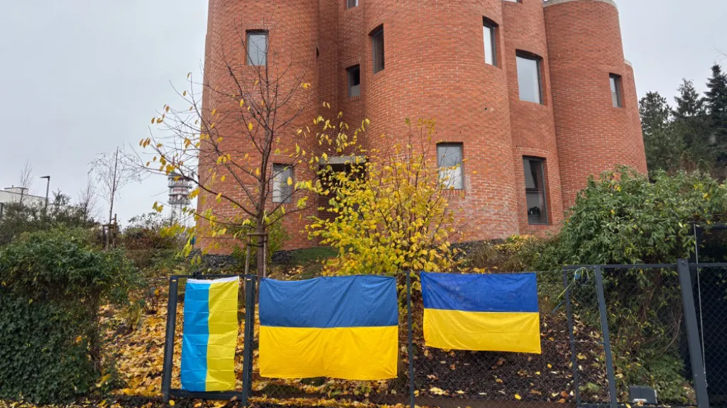 Ukrajinské vlajky u domu Tomia Okamury