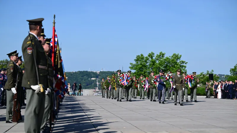 Na Vítkově promluvili šéf Senátu Miloš Vystrčil, premiér Petr Fiala, ministryně obrany Jana Černochová (všichni tři ODS), náčelník generálního štábu Karel Řehka a šéfka sněmovny Markéta Pekarová Adamová (TOP 09)