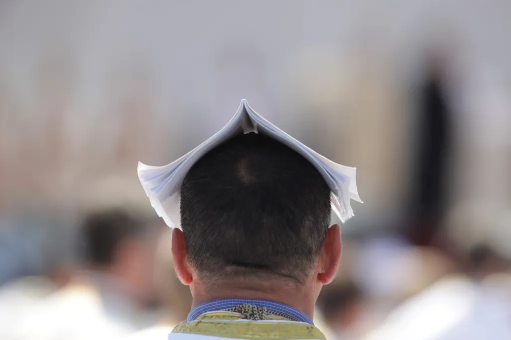 Během návštěvy papeže Františka v Rumunsku jeden z přítomných kněží použil modlitební knihu jako kryt proti silnému slunci