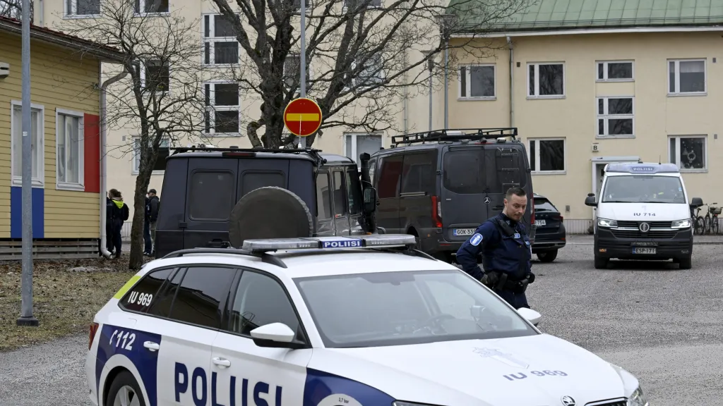 Policejní zásah na finské škole, kde došlo ke střelbě
