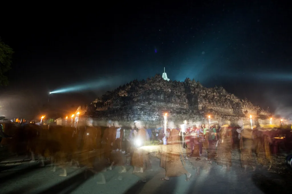 Další zemí, kde se den Vesak oslavuje, je Indonésie, tento snímek je z chrámu Borobudur v Magelangu v centrální Jávě