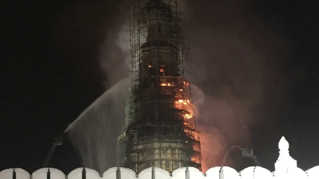 Novoděvičí klášter hoří