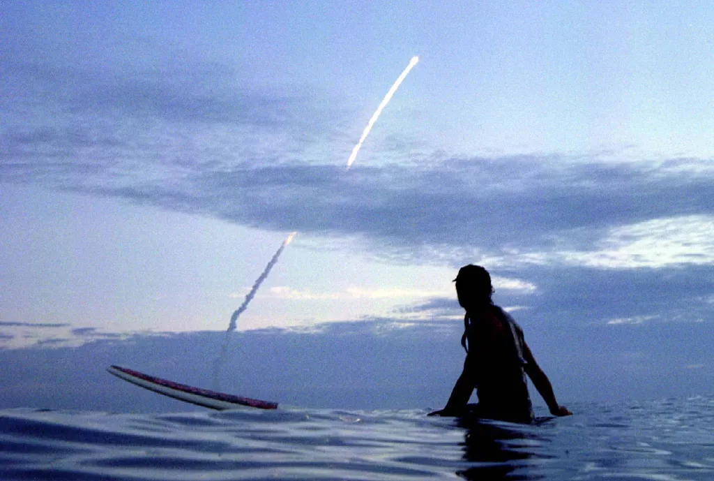 Surfař pozoruje start raketoplánu