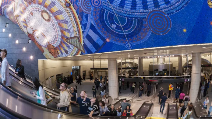 Strop newoyrská stanice Hudson Yard Terminal na 34. ulici prodloužené linky 7. Mozaiku na stropě vytvořila Xenobia Bailey a pojmenoval Functional Vibrations.