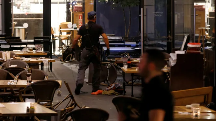Izraelský policista prohledává restaurace po útoku