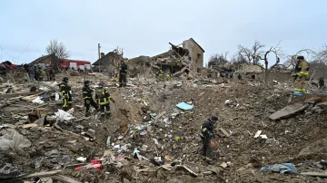 Záchranný tým zasahuje v obydlené oblasti po ruských útocích v Záporoží