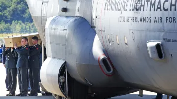 Letadlo s těly obětí přistálo na letišti v nizozemském Eindhovenu