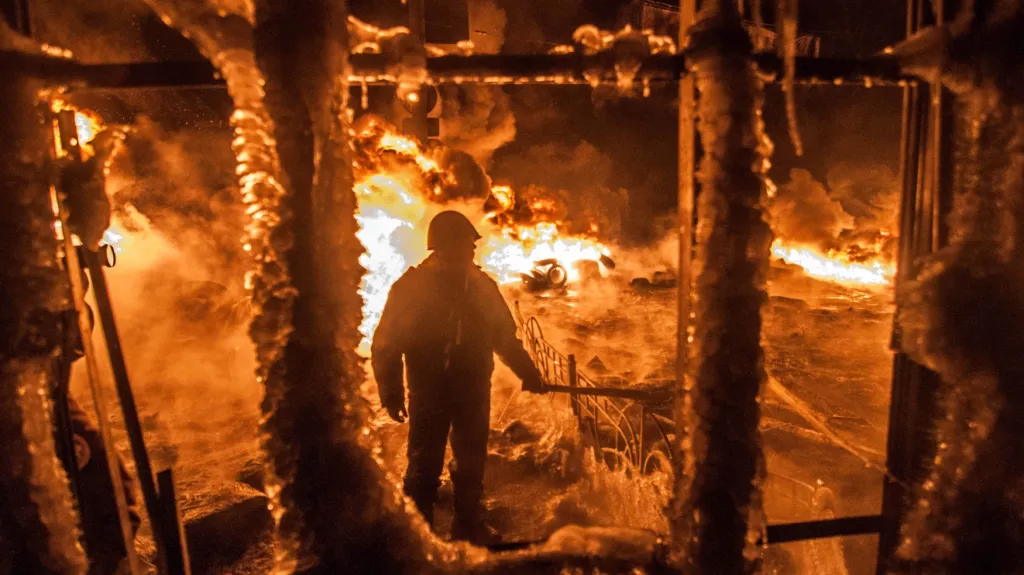 Hořící ulice v centru Kyjeva