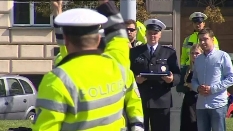 Jak se chovat v křižovatce řízené policistou?