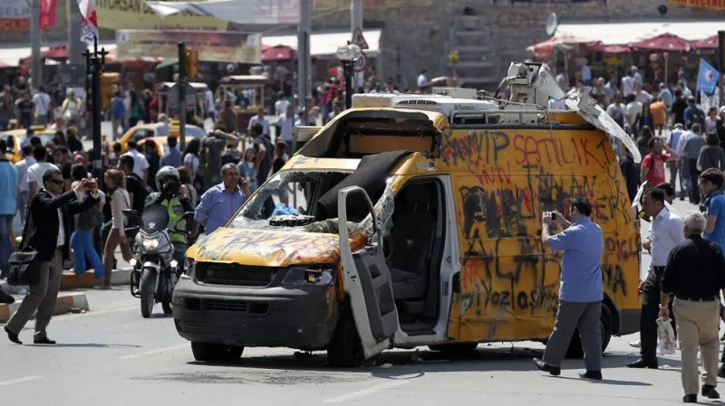 Protivládní demonstrace v Istanbulu - poničený televizní vůz