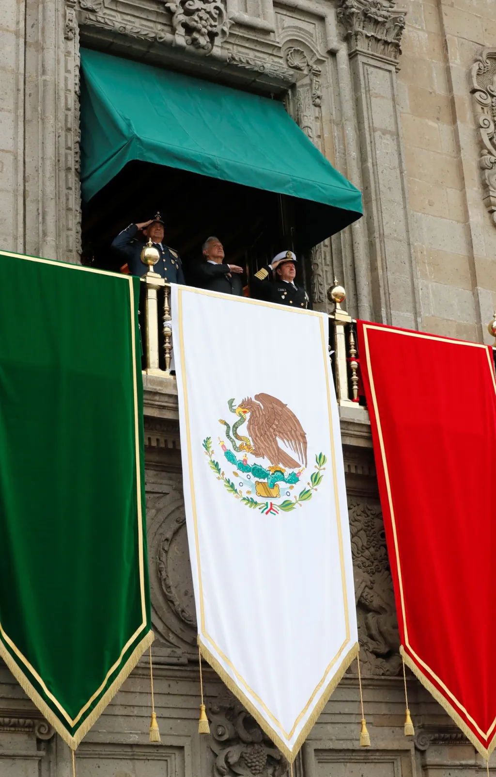 Mexický prezident  sleduje přehlídku s velitelem obranných sil Luisem Sandovalem a velitelem námořních jednotek Rafaelem Ojedou Duranem