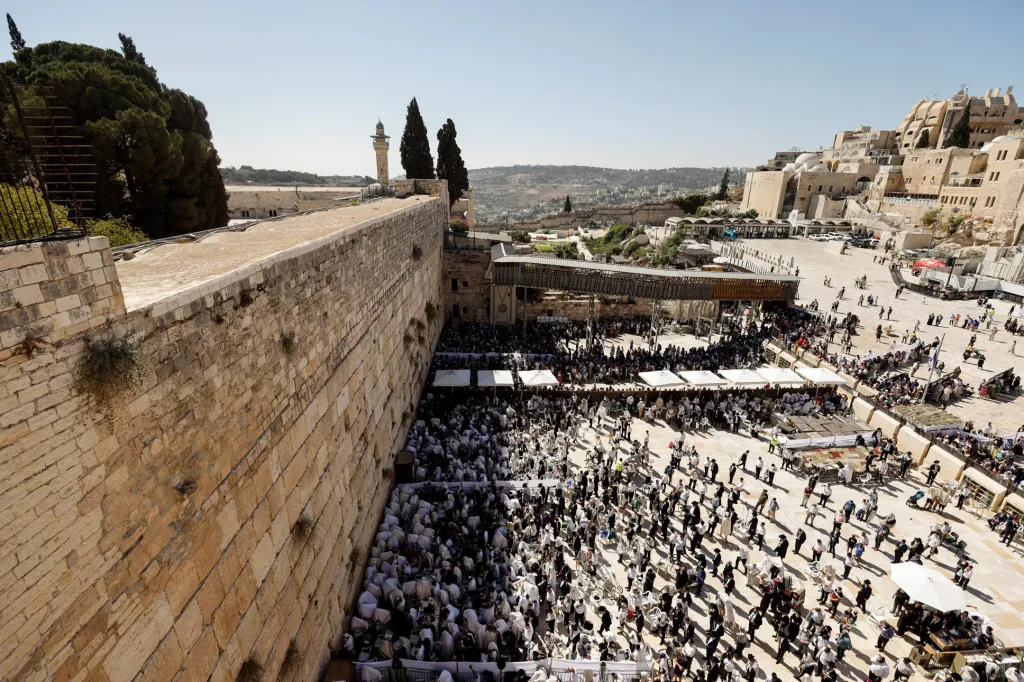 Věřící ve městech Jeruzalém a Ašdod oslavují svátek zvaný Sukot, známý též jako Svátek stanů