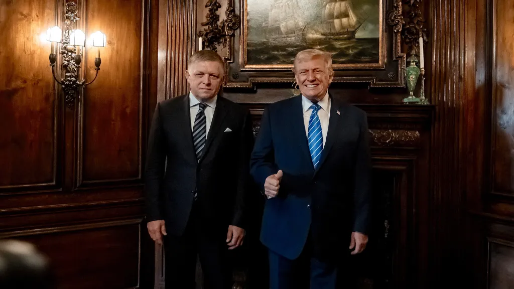 Zleva slovenský premiér Robert Fico (Smer) a americký prezident Donald Trump