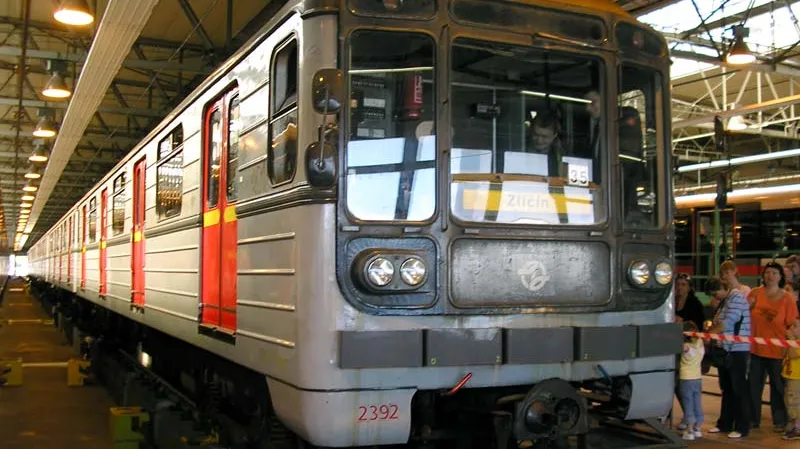 Čelní vůz (2392) soupravy 81-71