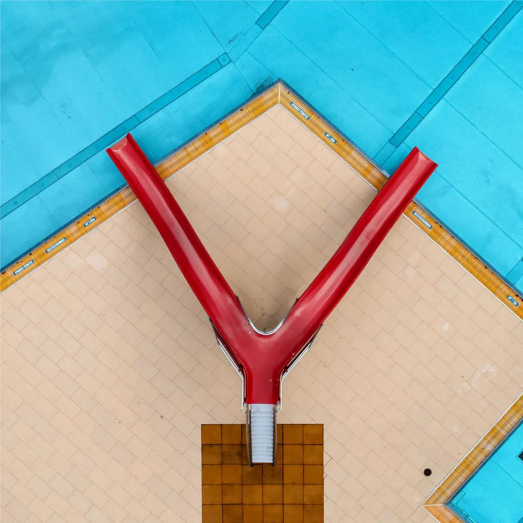 Stephan Zirwes (kategorie Architektura). „V Německu jsou bazény a veřejné lázně součástí společenského a kulturního života, který je otevřen všem druhům společenských vrstev. Jsou místem, kde lidé tráví spoustu času, zejména v dětství, a které v nich zanechává příjemné vzpomínky. Série byla fotografována z dronu z výšky jen několika metrů.“