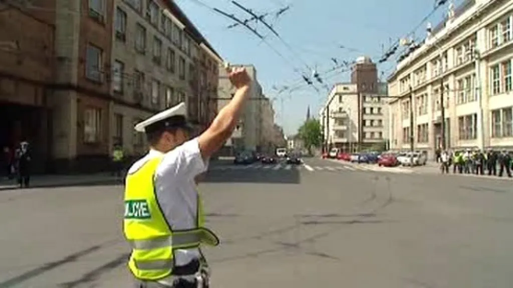 Policista řídí dopravu