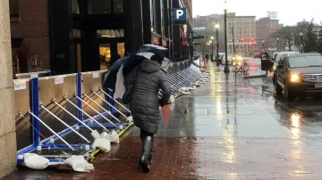 V Bostonu se v ulicích objevily protipovodňové bariéry, chránící před následky pobřežní bouře