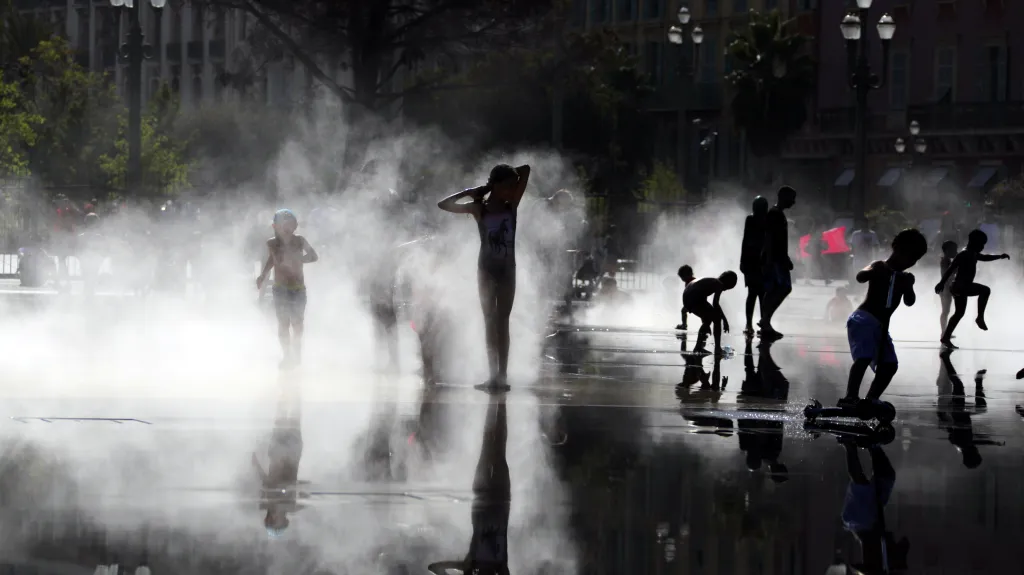 Lidé se ochlazují u rozprašovačů v Nantes
