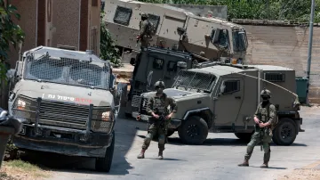 Příslušníci izraelských sil se účastní razie ve vesnici Till den poté, co byli při střelbě poblíž vesnice zabiti čtyři Palestinci a dva izraelští vojáci