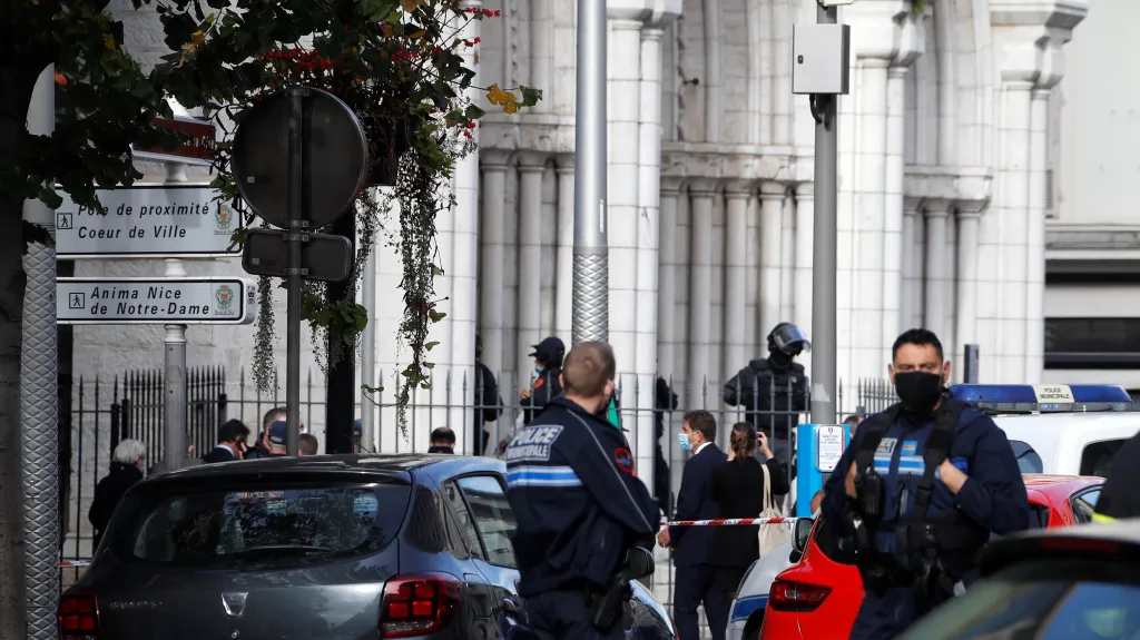 Policisté u baziliky Notre-Dame v Nice