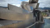 Guggenheimovo muzeum Bilbao je muzeum moderního umění ve španělském městě Bilbao z roku 1997, které bylo vystavěno uprostřed loděnic, doků a ocelářských továren. Futuristická stavba zrcadlící se ve vodní hladině řeky Nervion připomíná svým tvarem loď a kombinuje rovné a převládající zakřivené tvary. Mezi pláštěm budovy pokrytým titanem jsou umístěny prosklené plochy. Muzeum zcela postrádá střechu v obvyklém tvaru.