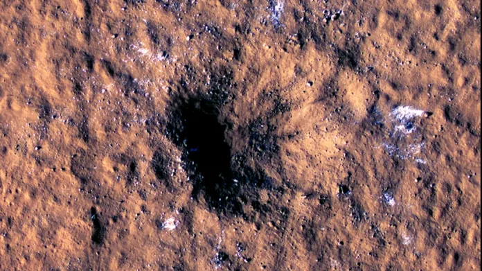 Nový kráter na Marsu