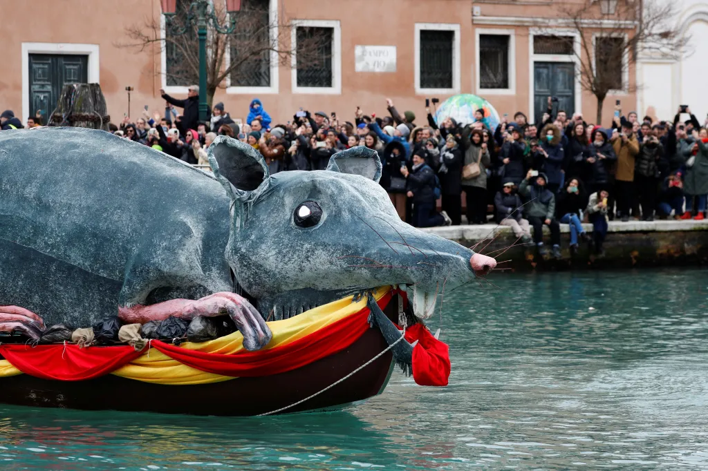 Tradičně ozdobená gondola „pantegana“ proplouvá benátským kanálem