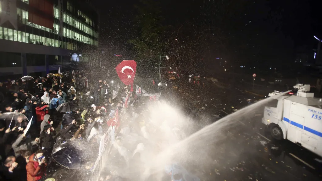 Turecká policie použila vodní dělo na demonstraci u redakce deníku Zaman