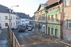 V centru České Lípy spadla římsa a zeď domu. Policie evakuovala deset lidí