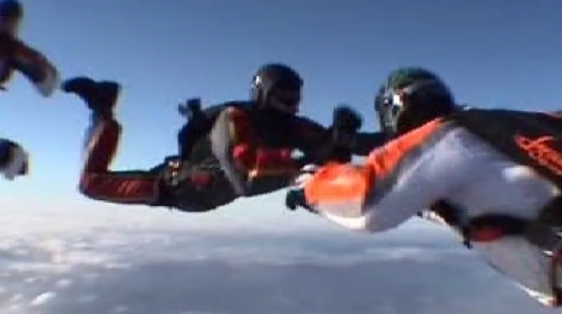 Parašutisti si připíjejí během silvestrovského seaskoku.