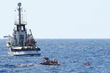 Itálie zabaví španělskou loď s migranty. Někteří z nich skákali do moře