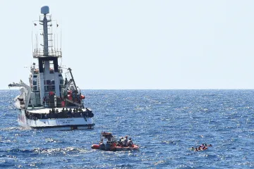Několik zemí EU přišlo s dočasným řešením migrace. Macron podpořil povinné přerozdělování uprchlíků
