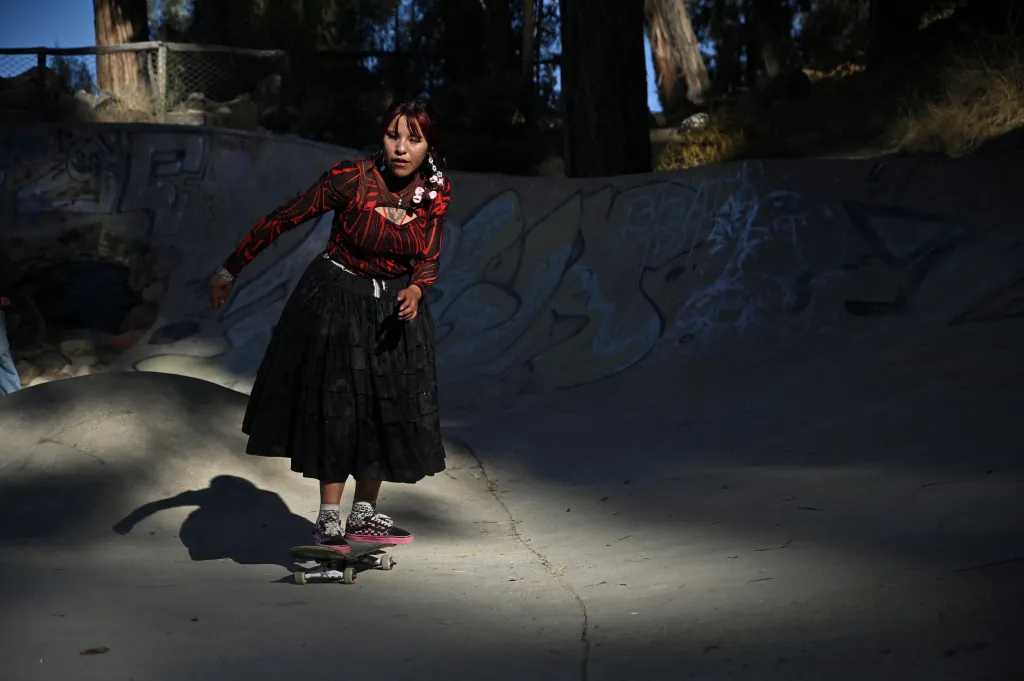 Bolivijské „cholitas“ předvádí své schopnosti na skateboardu