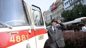 Historický autobus na přehlídce v Praze