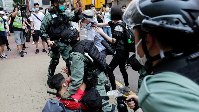 Policie zasahuje proti demonstrantům v Hongkongu