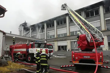 Rozsáhlý požár skladovací haly v Mostě si vyžádal třetí stupeň poplachu