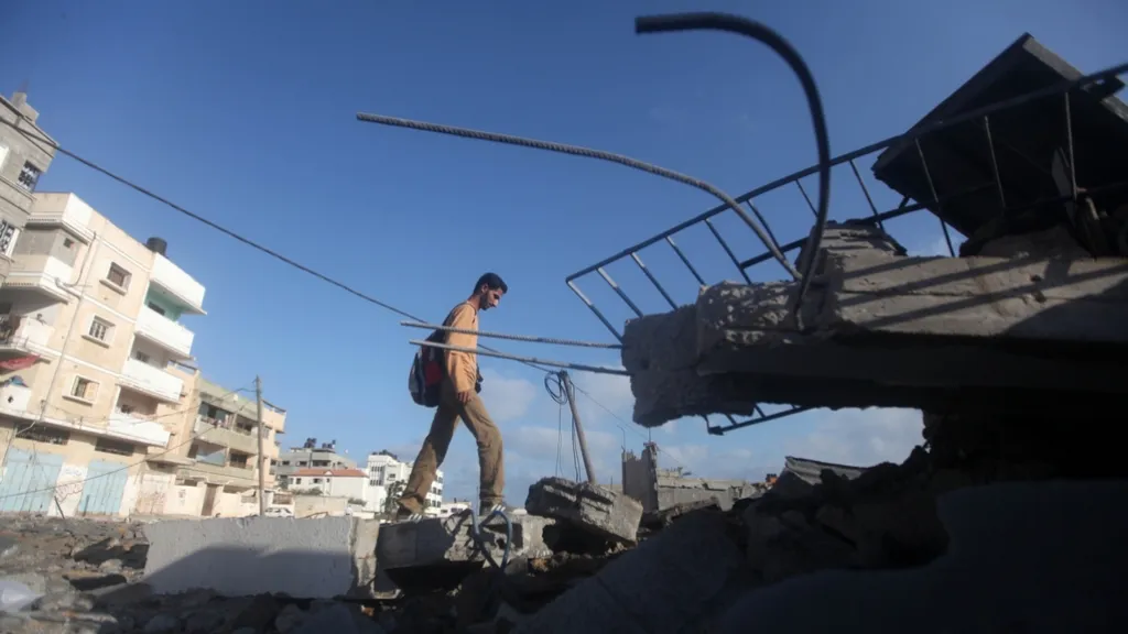 Palestinec prochází městem Gaza po izraelském náletu