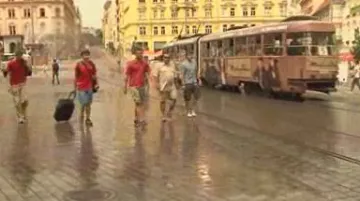 Kropící cisterna \"chladí\" náměstí