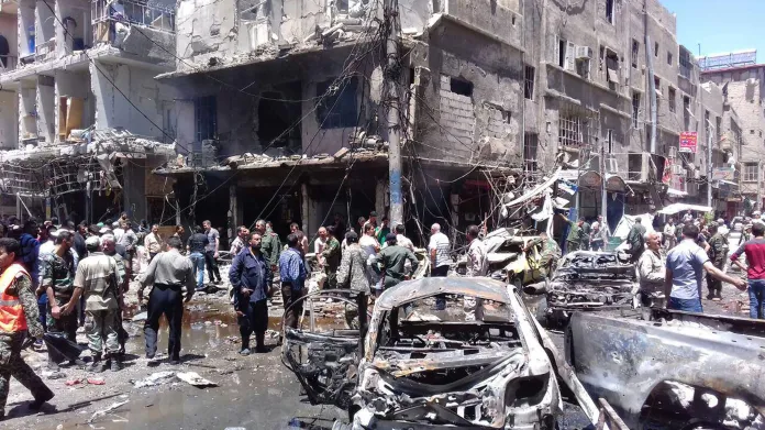 Předměstí Damašku po výbuchu nálože a útoku sebevražedného atentátníka