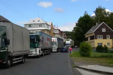 S novou silnicí přijely do Nejdku kamiony, místní si stěžují