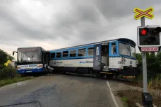 Na Benešovsku se vlak srazil s autobusem, zranilo se deset lidí