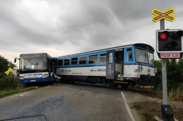 Na Benešovsku se vlak srazil s autobusem, zranilo se deset lidí
