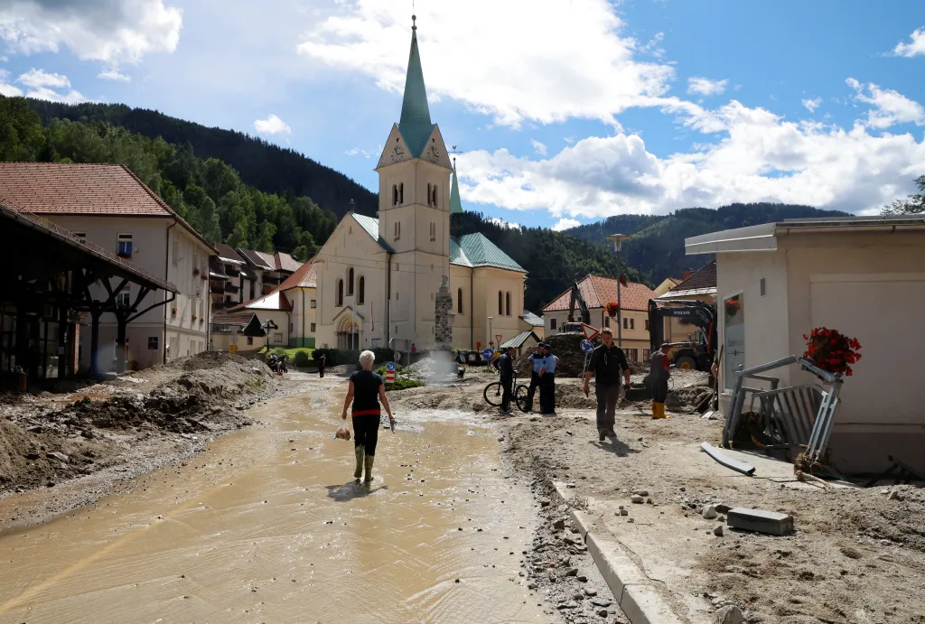 Pohled na zničenou ulici a kostel v Črně nad Koroškem