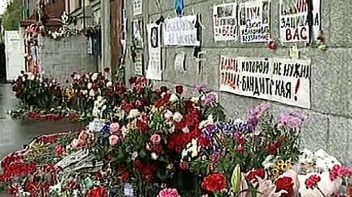 Květiny u místa, kde byla zavražděna ruská novinářka Anna Politkovská