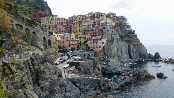 Domy v pastelových barvách v Cinque Terre