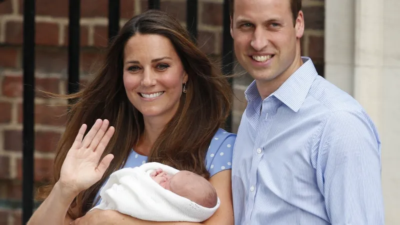 Kate a William poprvé ukazují syna veřejnosti