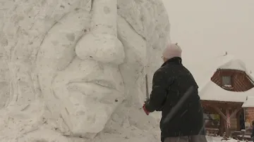 Ze sněhu a ledu vznikají i složité umělecké výtvory