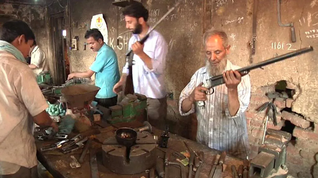 Tradiční výroba zbraní v Kašmíru