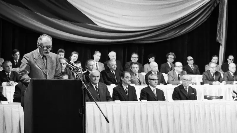 Spisovatel Jan Kozák při podpisu Anticharty