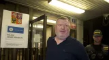 Ivo Rittig odchází z cely předběžného zadržení
